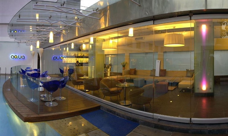 Imagen de la piscina del Hotel The Park Kolkata. Foto 9