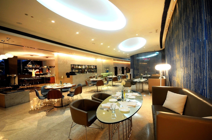 Imagen del bar/restaurante del Hotel The Park New Delhi. Foto 2