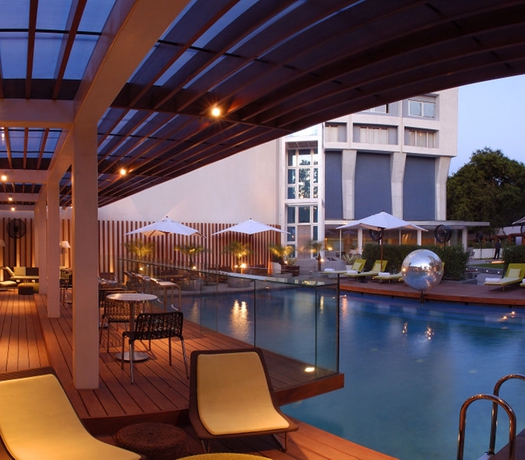Imagen de la piscina del Hotel The Park New Delhi. Foto 16