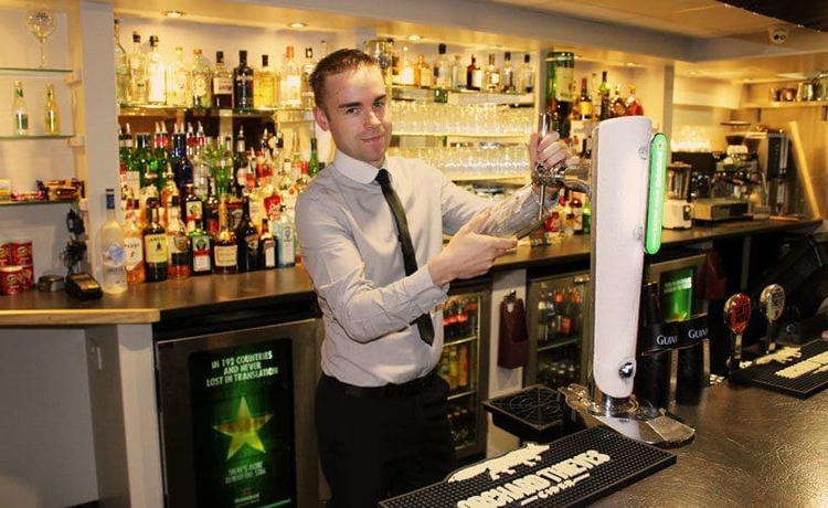 Imagen del bar/restaurante del Hotel The Parkway. Foto 2