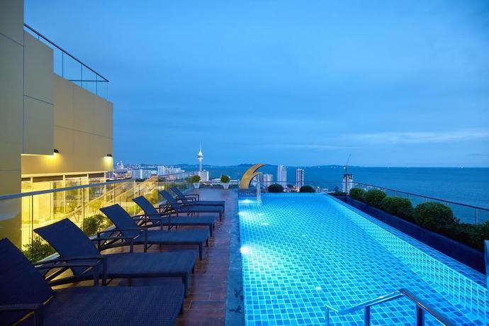Imagen de la piscina del Hotel The Peak Towers By Mypattayaholiday. Foto 18