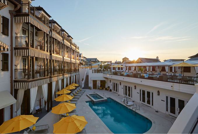 Imagen de la piscina del Hotel The Pearl. Foto 17
