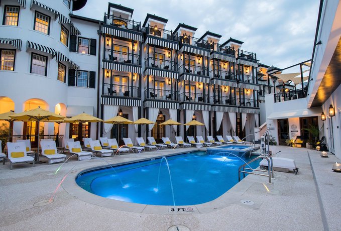 Imagen de la piscina del Hotel The Pearl. Foto 18