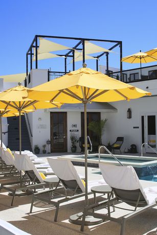 Imagen de la piscina del Hotel The Pearl. Foto 19
