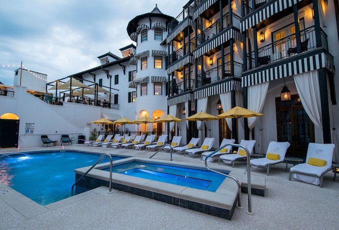 Imagen de la piscina del Hotel The Pearl. Foto 20