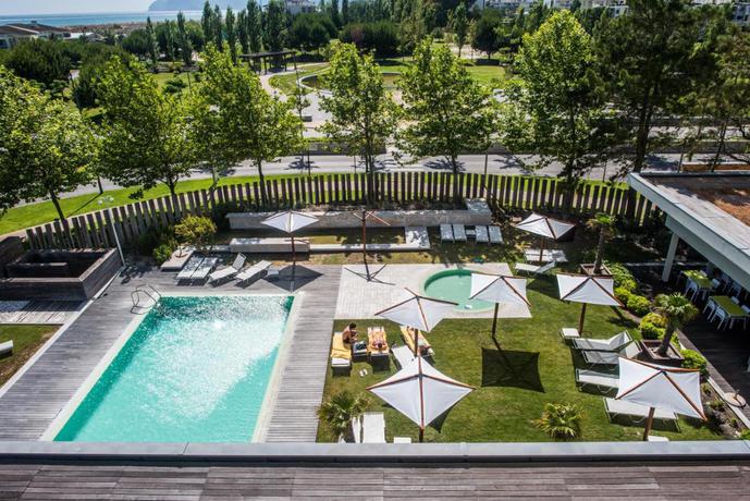 Imagen de la piscina del Hotel The Pearl Troia. Foto 12