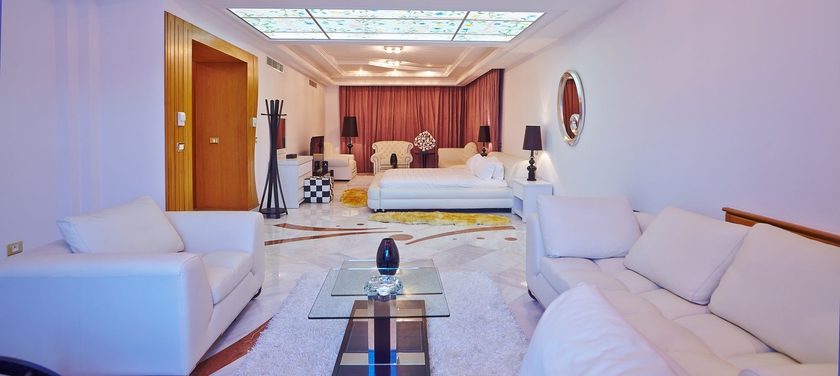 Imagen de la habitación del Hotel The Penthouse Suites. Foto 8