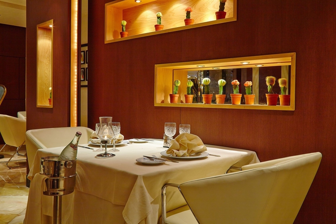 Imagen del bar/restaurante del Hotel The Penthouse Suites. Foto 5