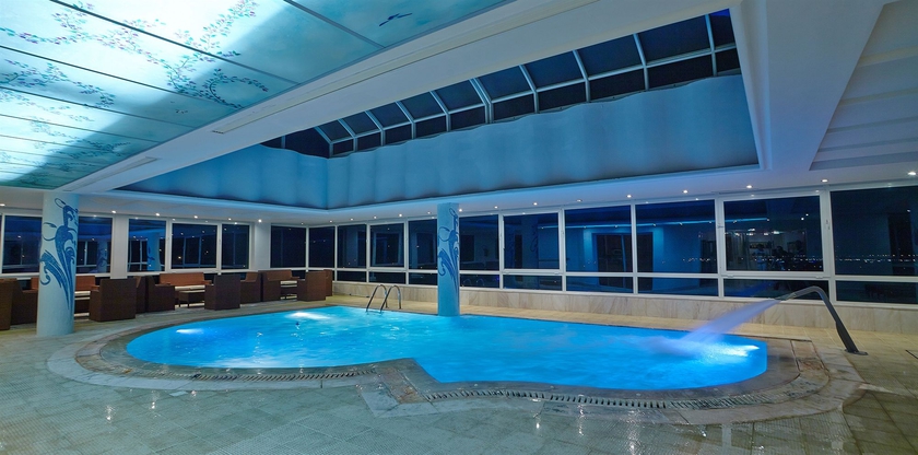 Imagen de la piscina del Hotel The Penthouse Suites. Foto 16