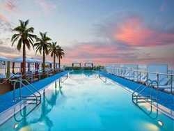Imagen de la piscina del Hotel The Perry South Beach. Foto 4