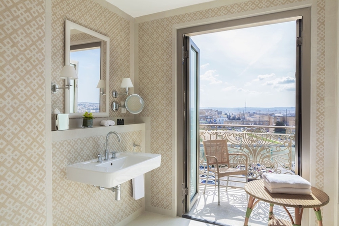 Imagen de la habitación del Hotel The Phoenicia Malta. Foto 11