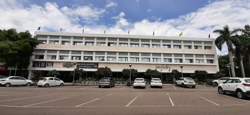 Imagen general del Hotel The Piccadily Chandigarh. Foto 7