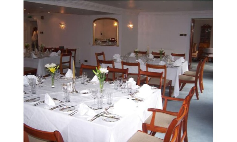 Imagen del bar/restaurante del Hotel The Pines, Slough. Foto 8