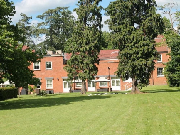 Imagen de los exteriores del Hotel The Pinewood. Foto 6