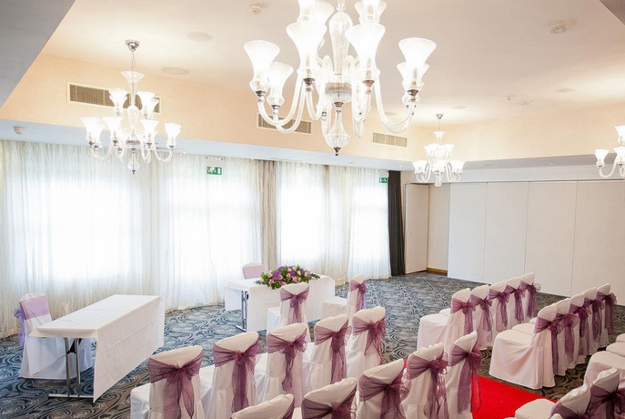 Imagen de los interiores del Hotel The Pinewood. Foto 10