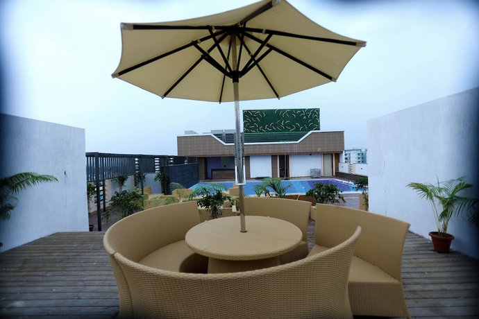 Imagen de la piscina del Hotel The Pinnacle Inn Sarnath. Foto 15
