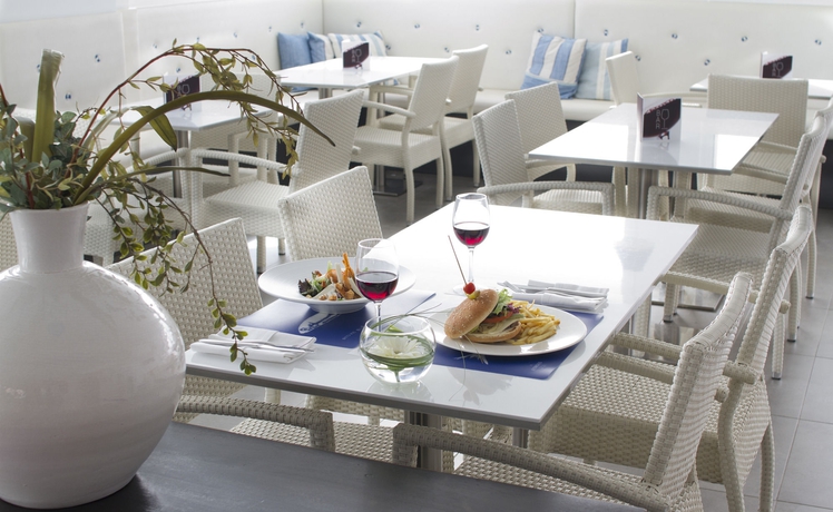 Imagen del bar/restaurante del Hotel (The Place) Mar Mediterrania by ALEGRIA - Adults Only. Foto 2