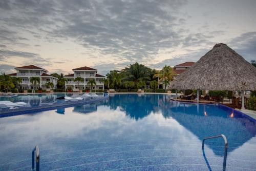 Imagen de la piscina del Hotel The Placencia, A Muy'ono Resort. Foto 7