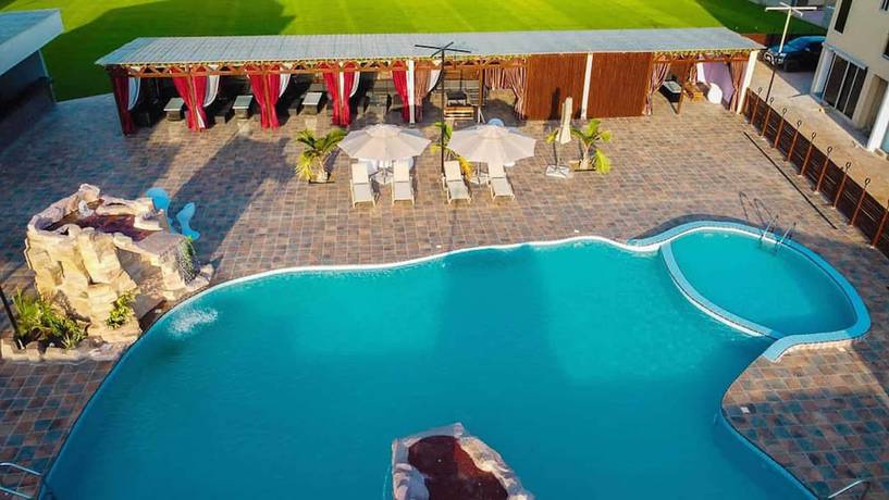 Imagen de la piscina del Hotel The Platinum Bay. Foto 18