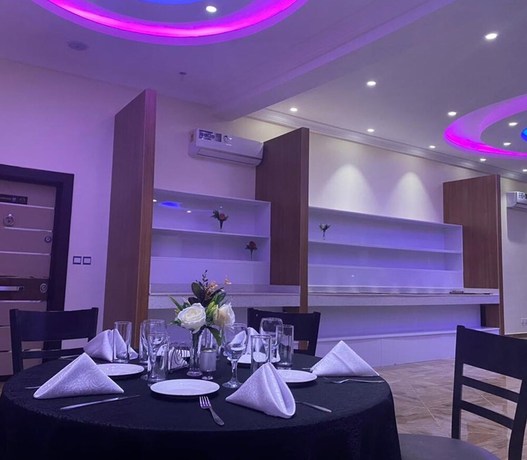 Imagen del bar/restaurante del Hotel The Platinum Bay. Foto 6