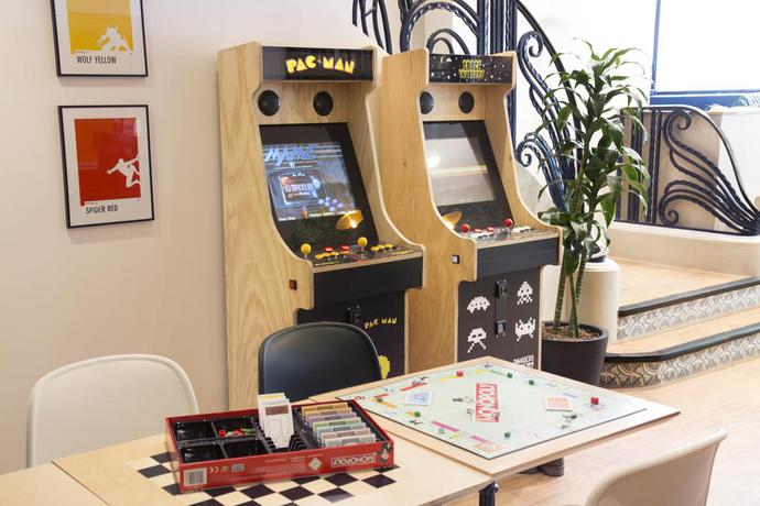 Imagen de los interiores del Hotel The Playce and Bar By Happyculture. Foto 11