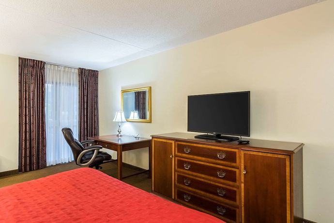 Imagen de la habitación del Hotel The Plaza Inn and Suites. Foto 2