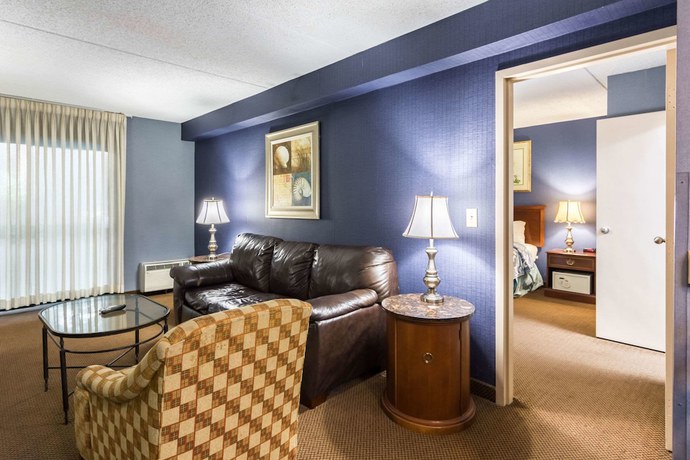 Imagen de la habitación del Hotel The Plaza Inn and Suites. Foto 10