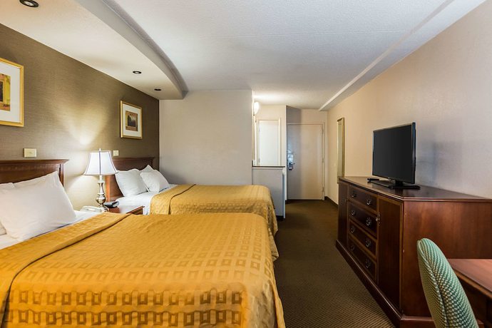 Imagen de la habitación del Hotel The Plaza Inn and Suites. Foto 11