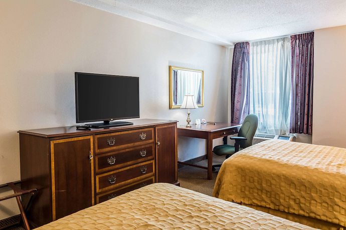 Imagen de la habitación del Hotel The Plaza Inn and Suites. Foto 12
