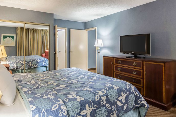 Imagen de la habitación del Hotel The Plaza Inn and Suites. Foto 15