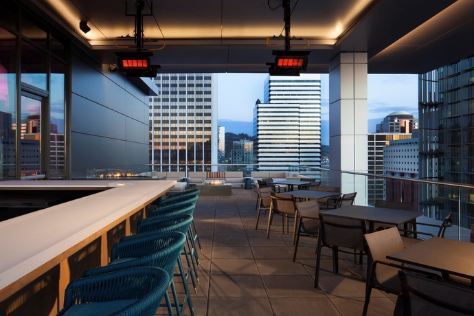 Imagen del bar/restaurante del Hotel The Porter Portland, Curio Collection By Hilton. Foto 10