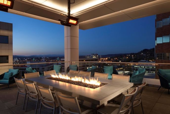 Imagen del bar/restaurante del Hotel The Porter Portland, Curio Collection By Hilton. Foto 12