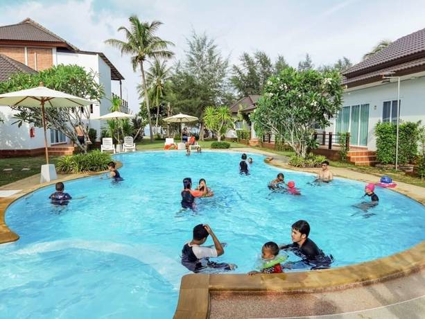 Imagen de la piscina del Hotel The Pp.beach Thasala. Foto 17