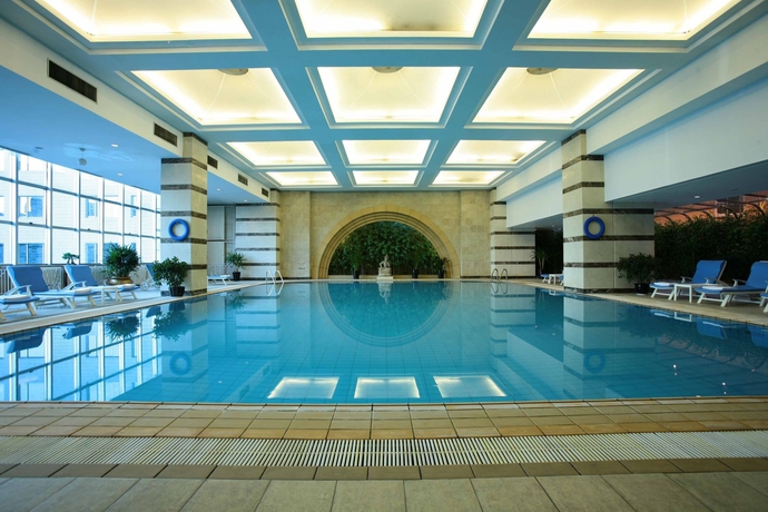 Imagen de la piscina del Hotel The Presidential Beijing. Foto 11