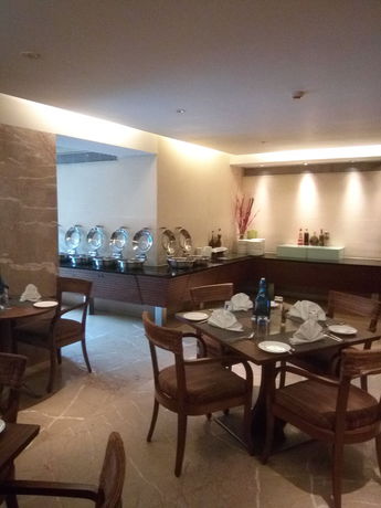 Imagen del bar/restaurante del Hotel The Pride Chennai. Foto 2