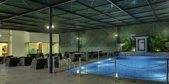 Imagen de la piscina del Hotel The Pride Chennai. Foto 16
