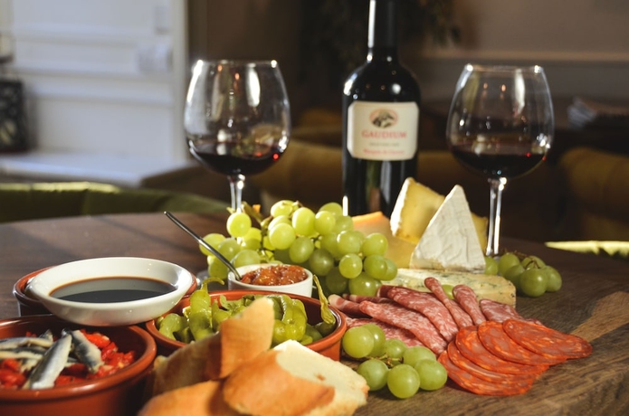 Imagen del bar/restaurante del Hotel The Priory and Restaurant. Foto 3