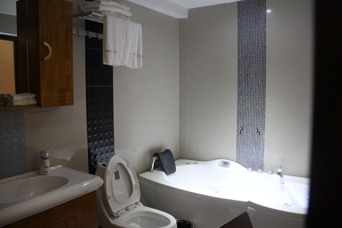Imagen de la habitación del Hotel The Privi Suites. Foto 8