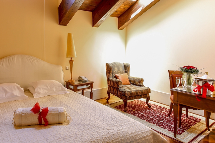 Imagen de la habitación del Hotel The Pucic Palace. Foto 3