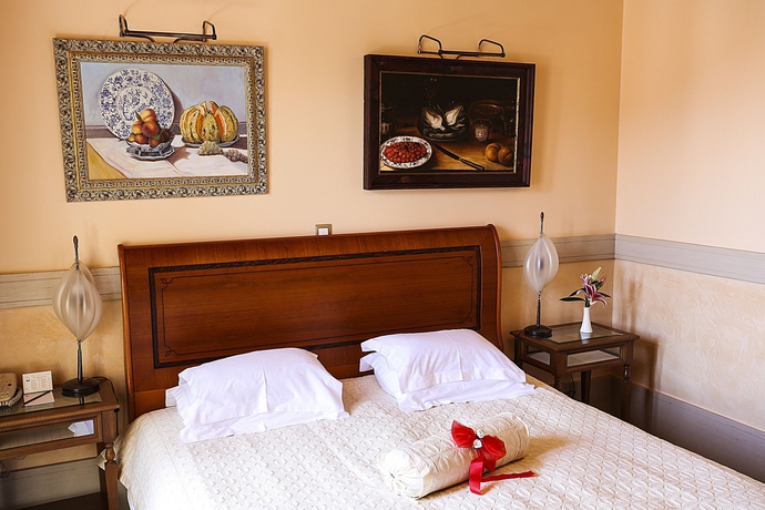 Imagen de la habitación del Hotel The Pucic Palace. Foto 5