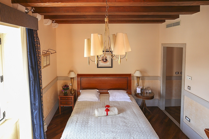 Imagen de la habitación del Hotel The Pucic Palace. Foto 6