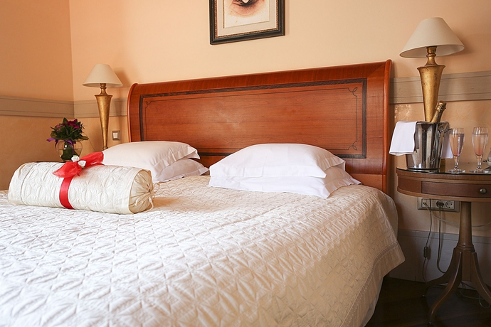 Imagen de la habitación del Hotel The Pucic Palace. Foto 7