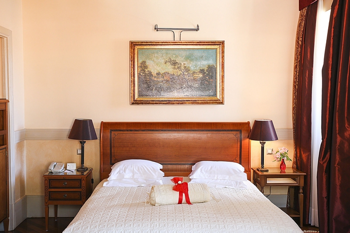 Imagen de la habitación del Hotel The Pucic Palace. Foto 9