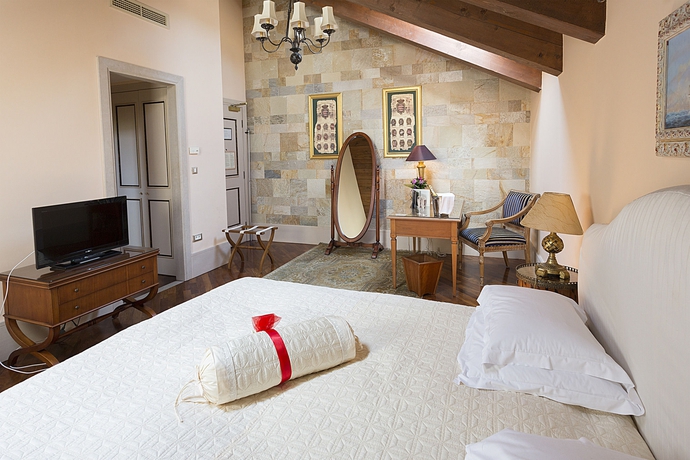 Imagen de la habitación del Hotel The Pucic Palace. Foto 10