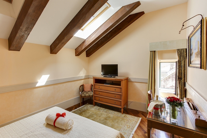 Imagen de la habitación del Hotel The Pucic Palace. Foto 11