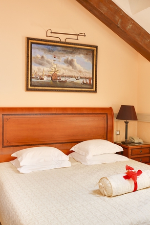 Imagen de la habitación del Hotel The Pucic Palace. Foto 12