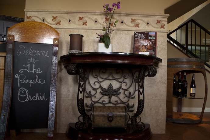 Imagen de los interiores del Hotel The Purple Orchid Wine Country Resort and Spa. Foto 16