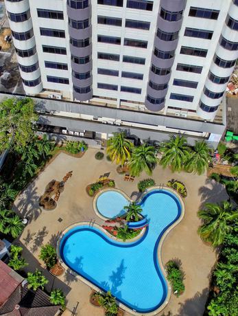 Imagen de la piscina del Hotel The Putra Regency Hotel. Foto 17