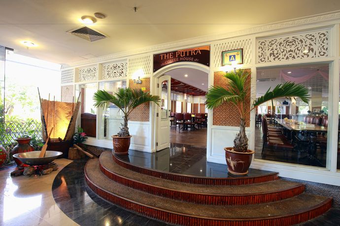 Imagen de los interiores del Hotel The Putra Regency Hotel. Foto 11