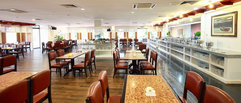 Imagen del bar/restaurante del Hotel The Putra Regency Hotel. Foto 9